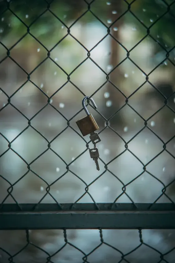 Cadenas accroché à un grillage