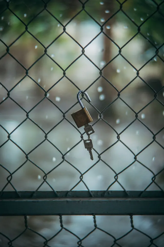 Cadenas accroché à un grillage