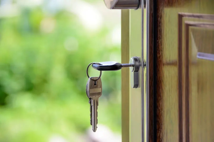 Clé dans le cylindre d'une porte d'entrée en bois