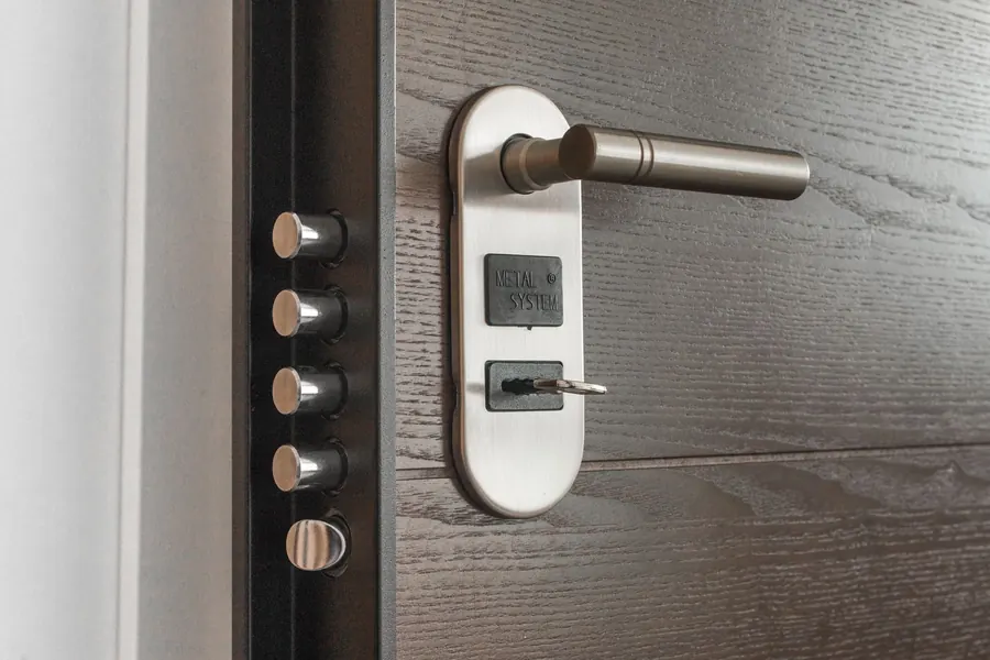 Serrure multipoints et poignée d'une porte blindée avec sa clé